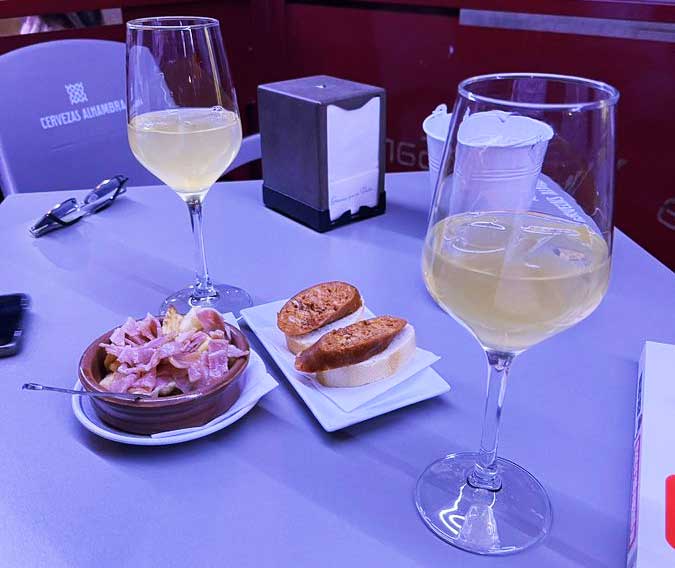 "Una limonada, por favor...  ¿De vino o de sidra..?"