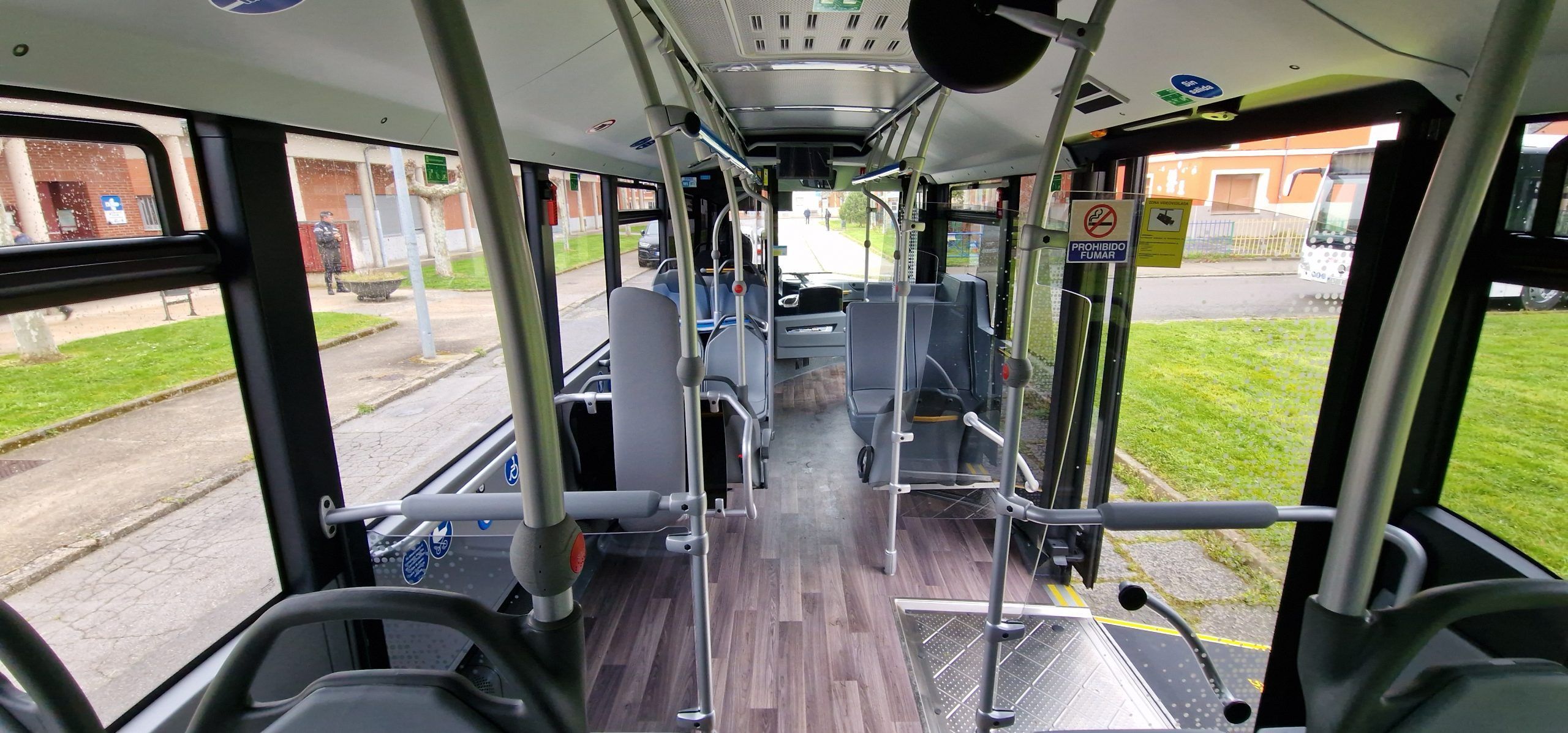 La Concejalía de Transporte precisa sobre el servicio de bus urbano que “la diferencia de costes entre el anterior contrato y el presente viene motivada por la subida salarial de la plantilla”