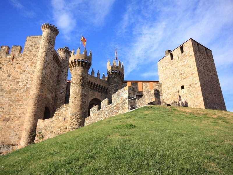 Ponferrada celebra el Día del Trabajo con cultura, historia y solidaridad en el Castillo de los Templarios y los Museos Municipales
