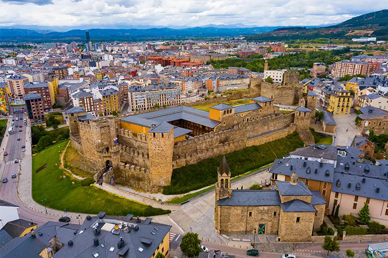 El Grupo Municipal Socialista pide regular el uso del Castillo de Ponferrada tras la polémica fiesta en la Semana de la Moda