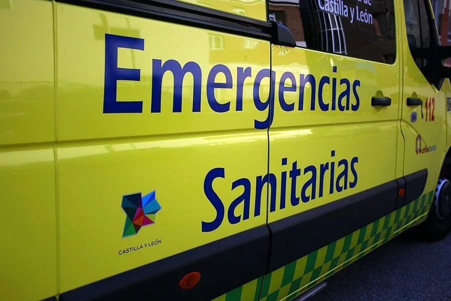 Una mujer de 80 años resulta atropellada en la avenida de Galicia de Cacabelos
