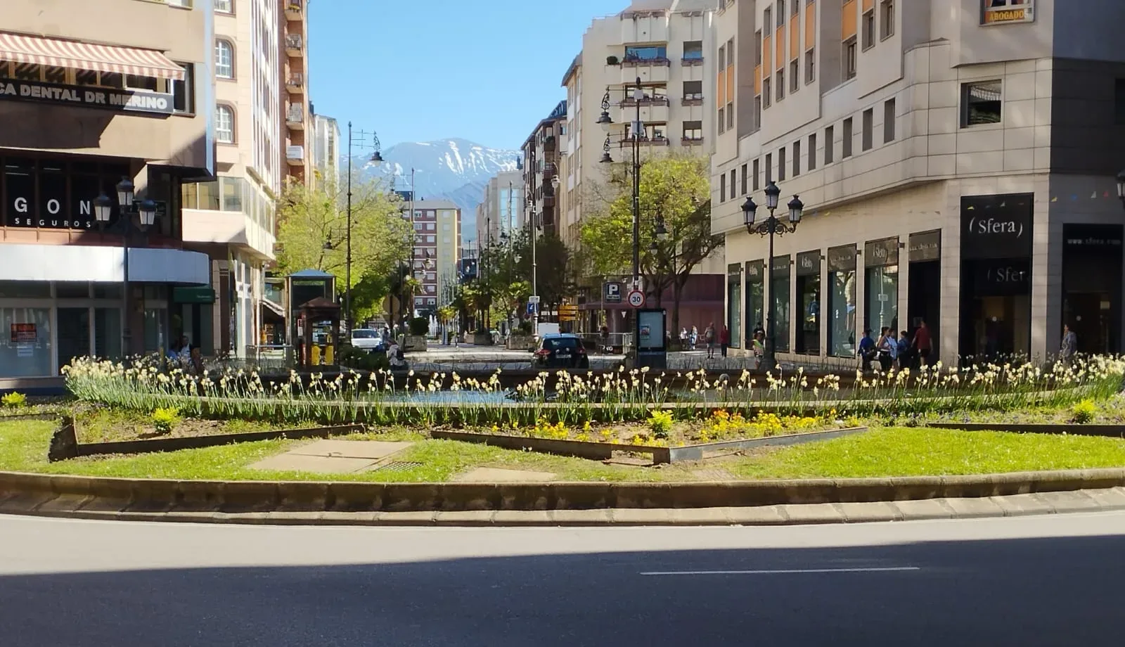 El Servicio de Parques y Jardines ultima la plantación de más de 10.000 flores de temporada en Ponferrada