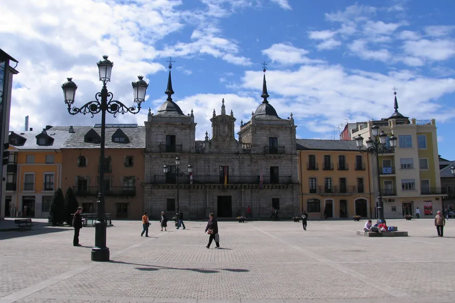 El BOCYL publica la aprobación de las bases para la convocatoria de una plaza de arquitecto/a y otra de conserje en el Ayuntamiento de Ponferrada