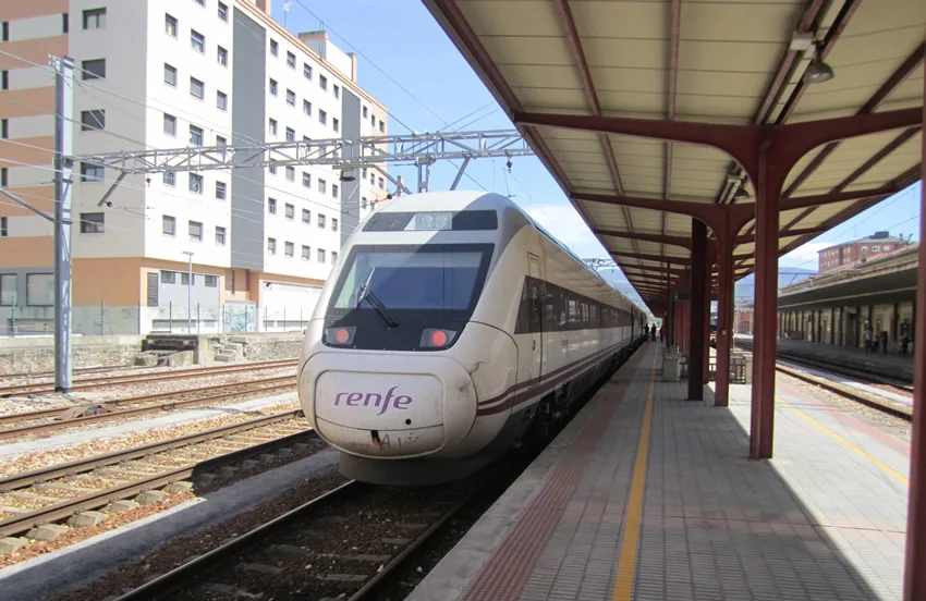 Renfe restablece por completo el servicio ferroviario entre León y Ponferrada tras el apagón eléctrico
