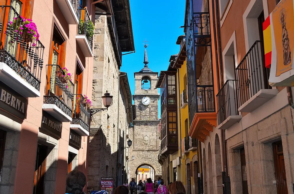 El PSOE alerta de riesgos para la seguridad por el cierre al tráfico de la calle del Reloj en Ponferrada