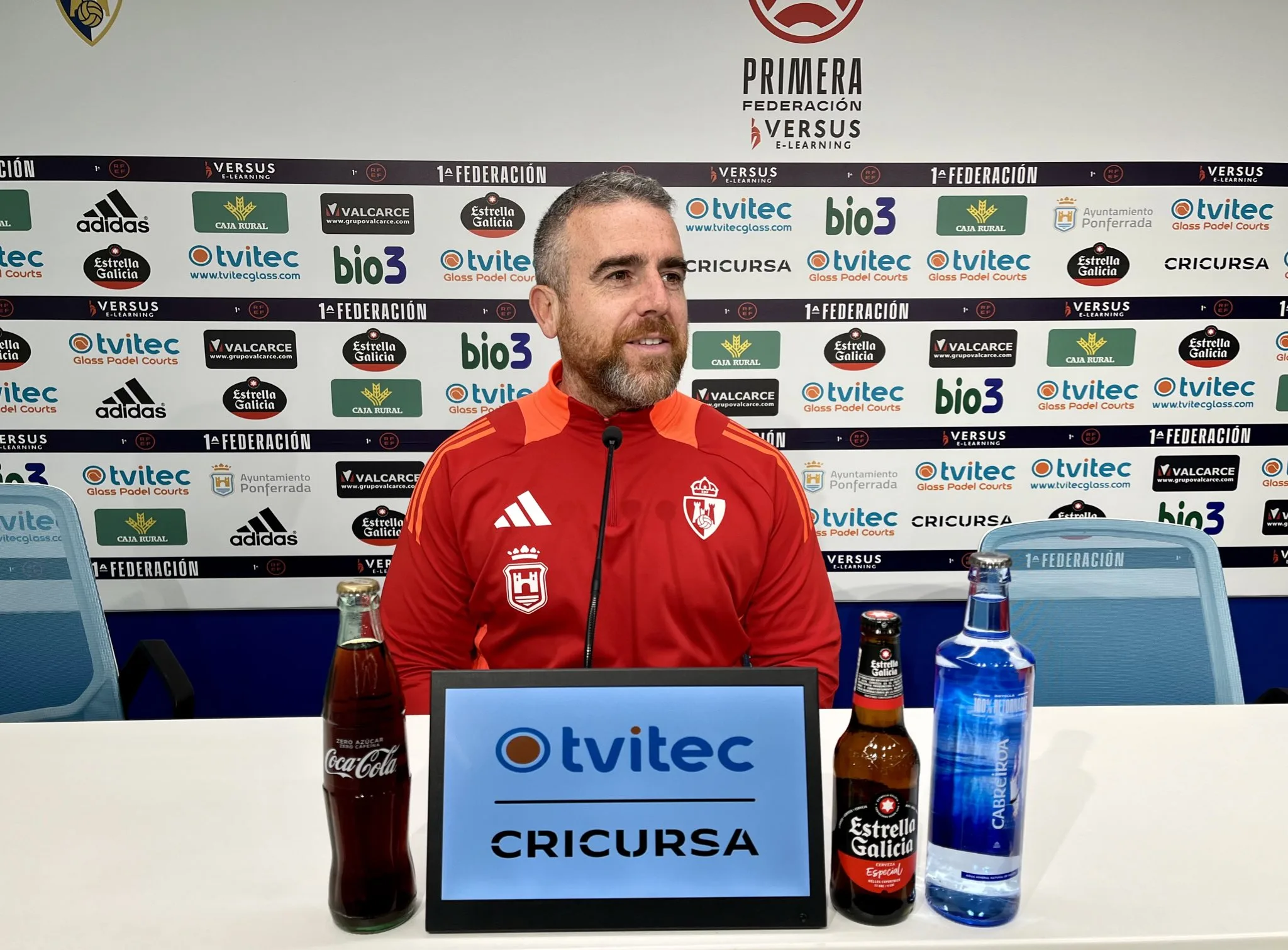 La SD Ponferradina se prepara para su próximo partido con optimismo y confianza