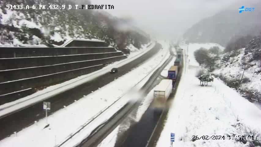 imagen corte trafico camiones vega valcarce a 6 nieve