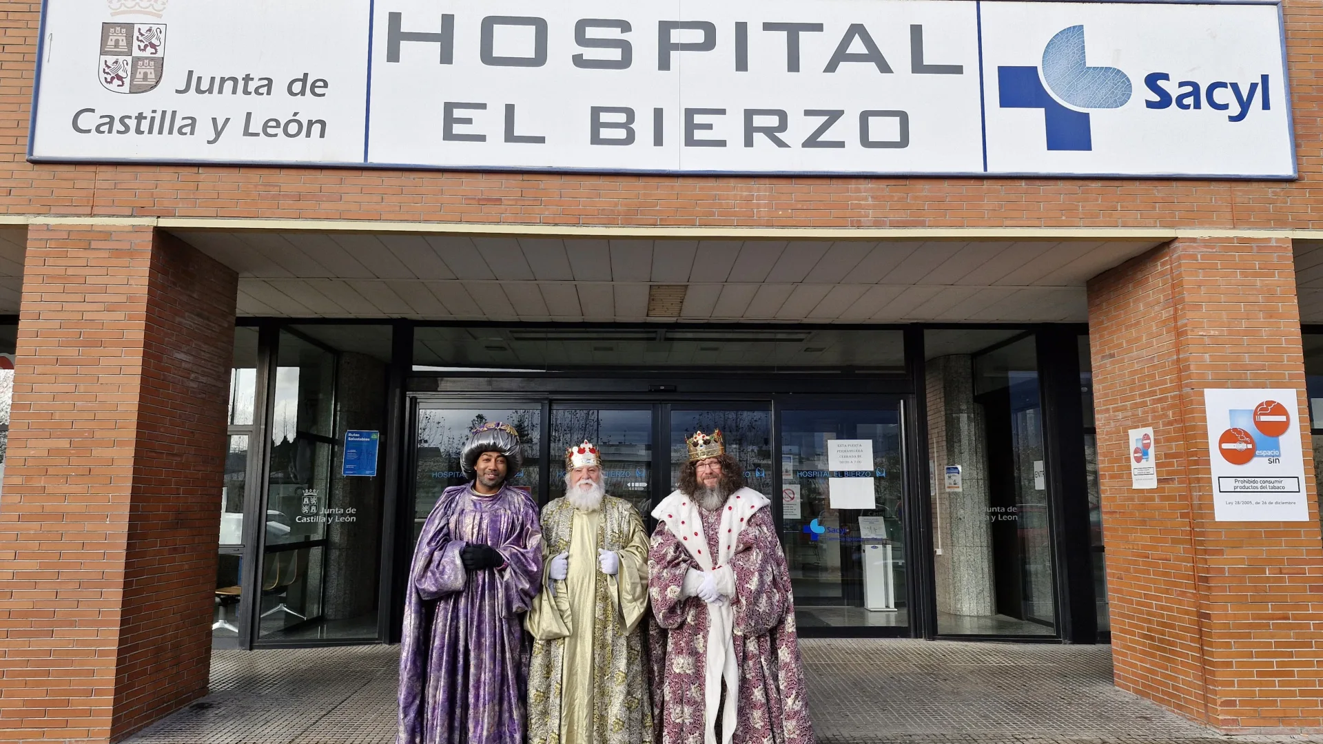 Los Reyes Magos llenan de ilusión el Hospital El Bierzo en su visita navideña