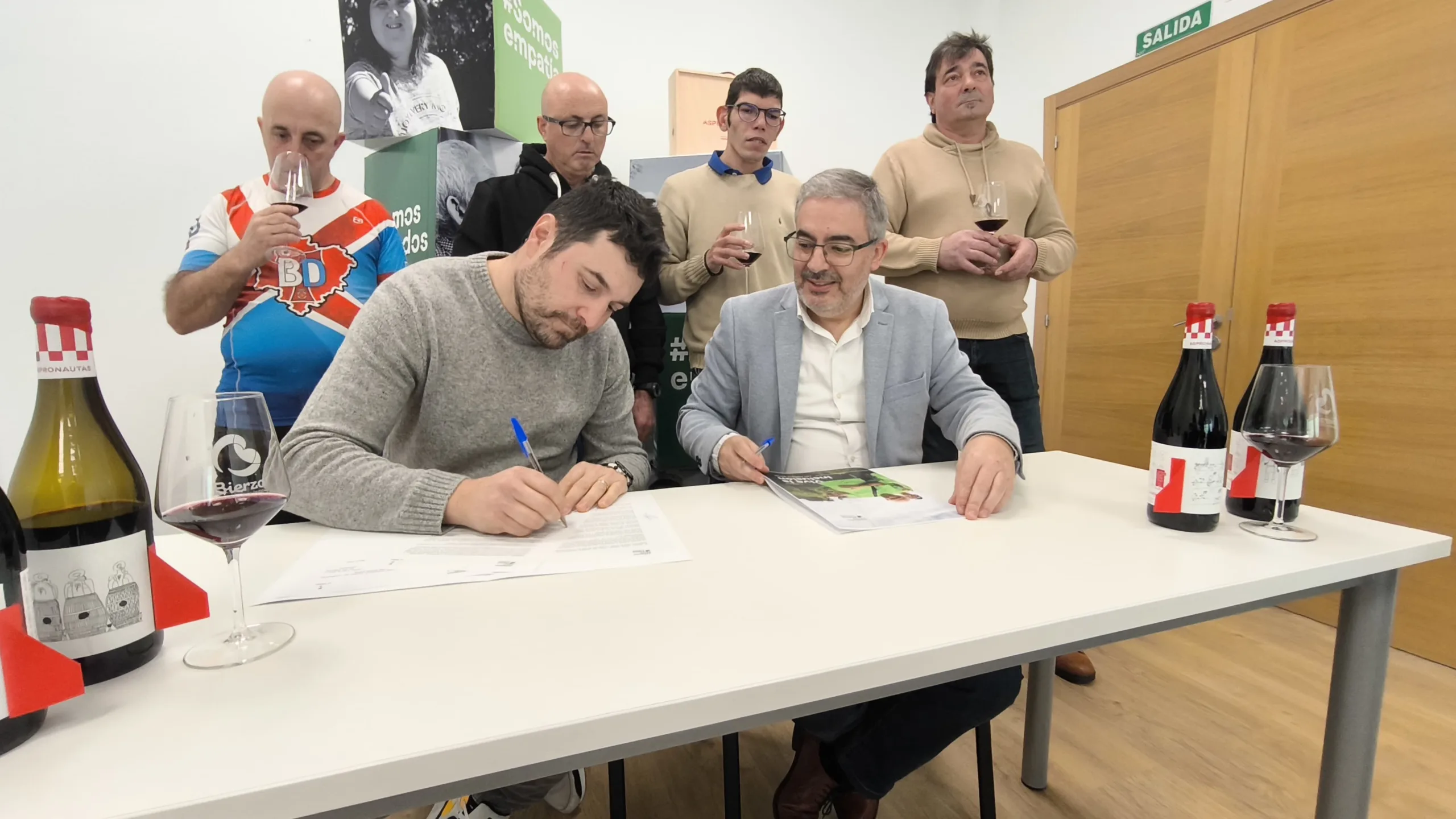 Asprona Bierzo y 13 Viñas renuevan su compromiso con el proyecto 'AspronaWine'