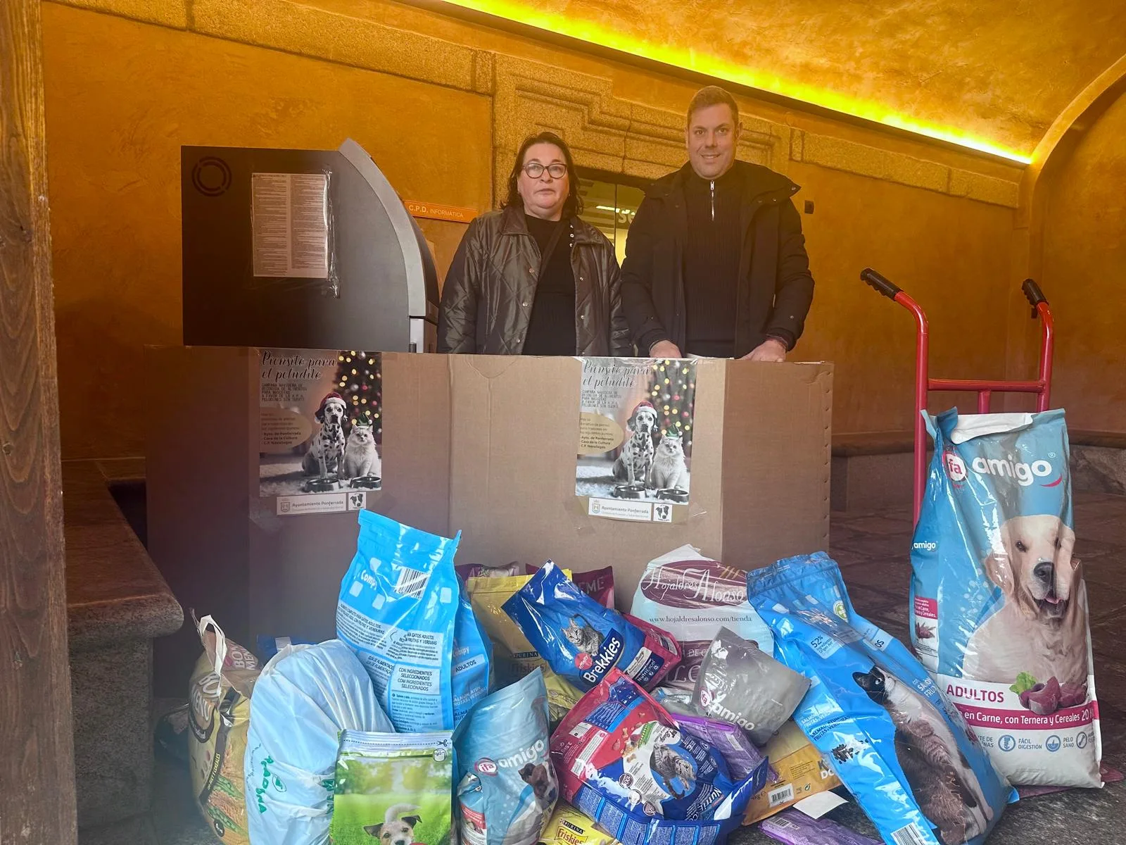 Más de 300 kilos de alimentos y numerosos utensilios para el cuidado de animales tras la Campaña "Piensito para el Peludito"
