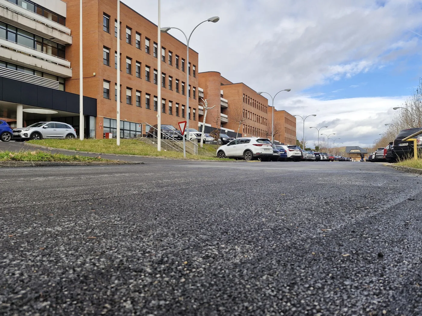 Arranca la segunda fase de las obras de reasfaltado en el recinto del Hospital El Bierzo