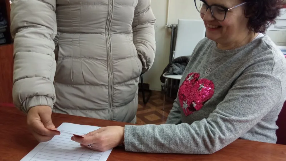 Cáritas implanta en Bembibre un sistema de tarjetas monedero para familias necesitadas