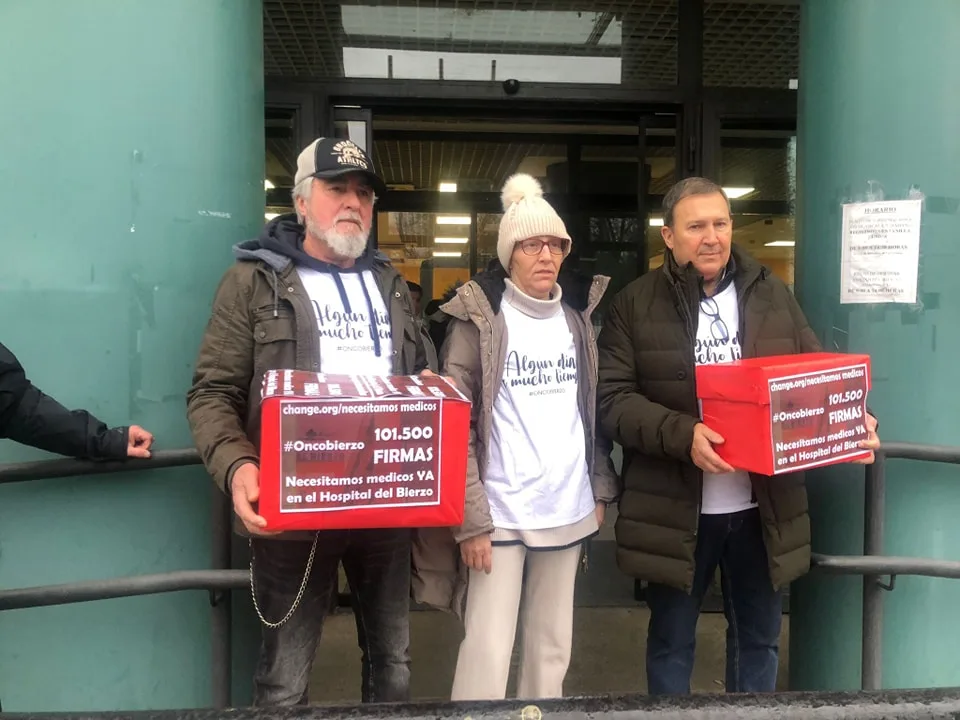 Oncobierzo entrega más de 100.000 firmas en defensa de una sanidad digna