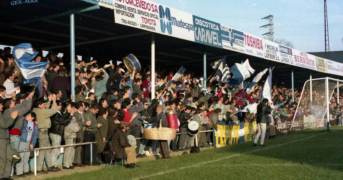 El CD Fuentesnuevas entrega documentación histórica a la SD Ponferradina