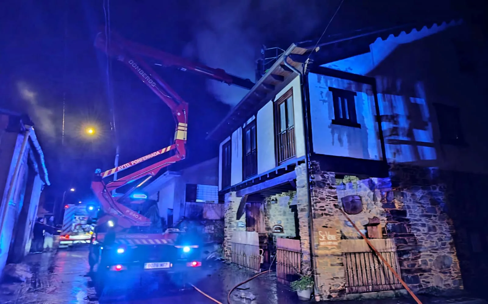 Graves daños en la cubierta de una vivienda tras un incendio en Valtuille de Arriba
