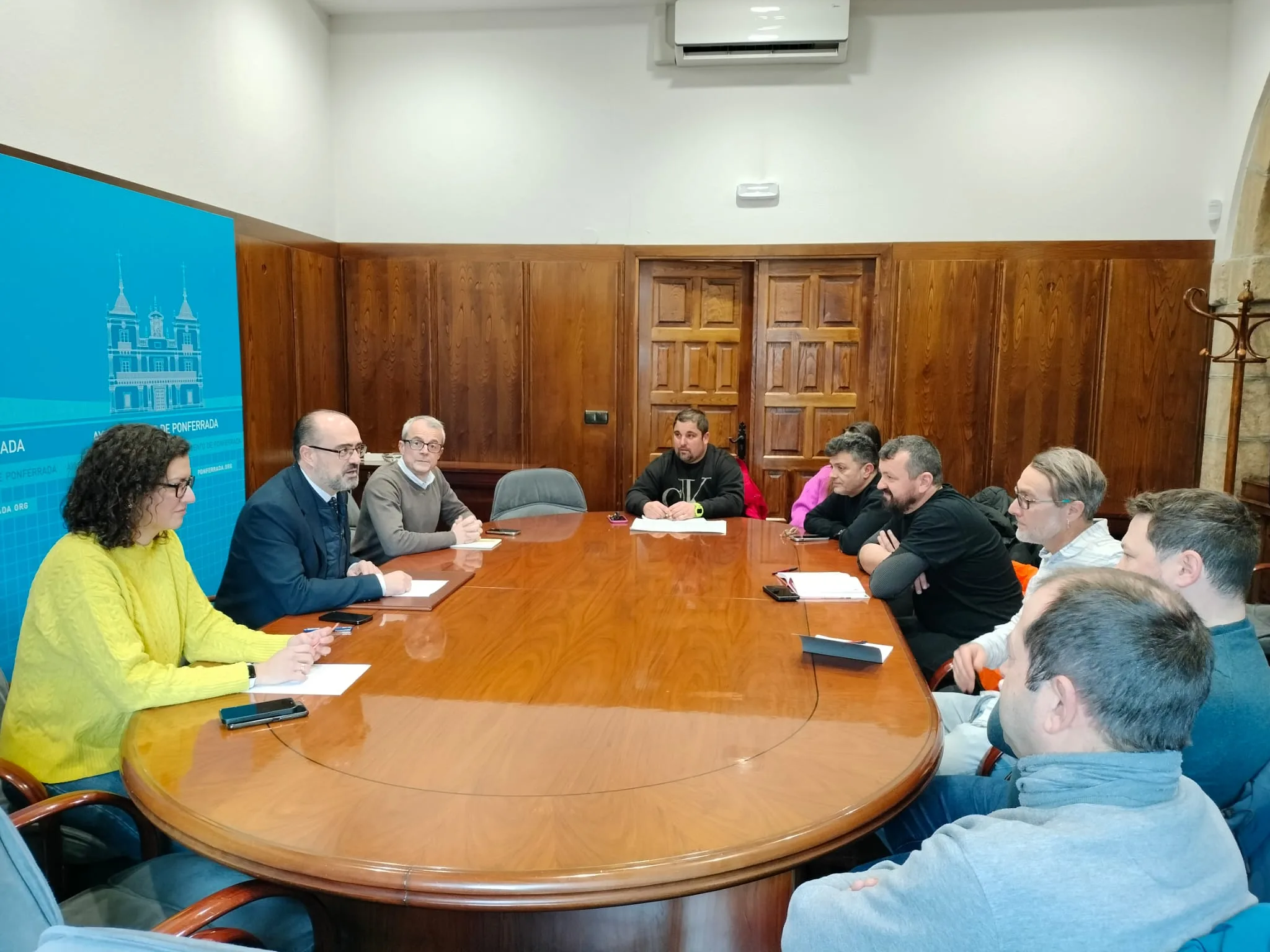 El alcalde se reúne con FCC para diseñar un servicio de limpieza renovado y "más supervisado" en Ponferrada