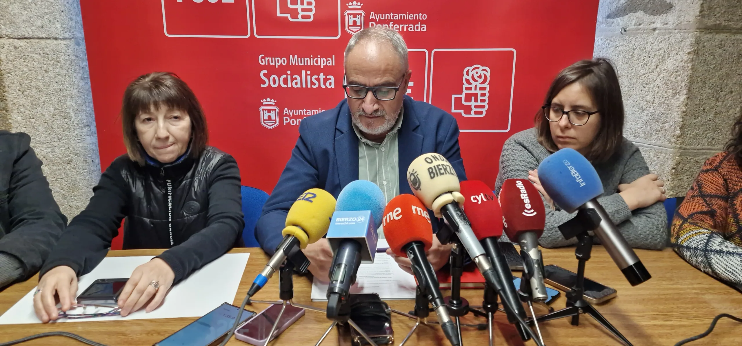 La revista 'Puente de Hierro' del PSOE denuncia los "compromisos incumplidos" por el equipo de gobierno