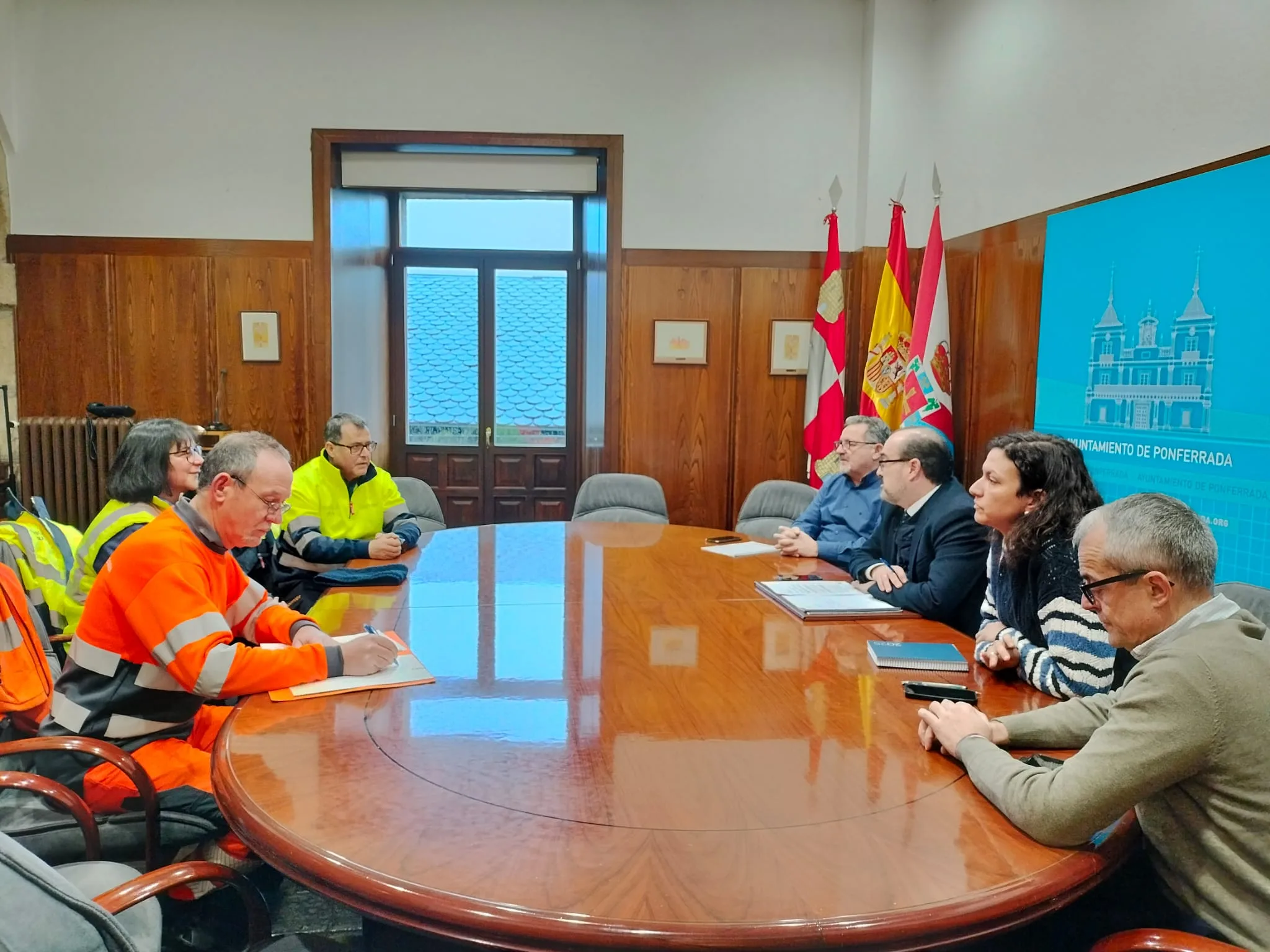 El Ejecutivo se reúne con concesionaria y trabajadores de la ORA y Grúa ante la prórroga de la concesión que se vota este viernes