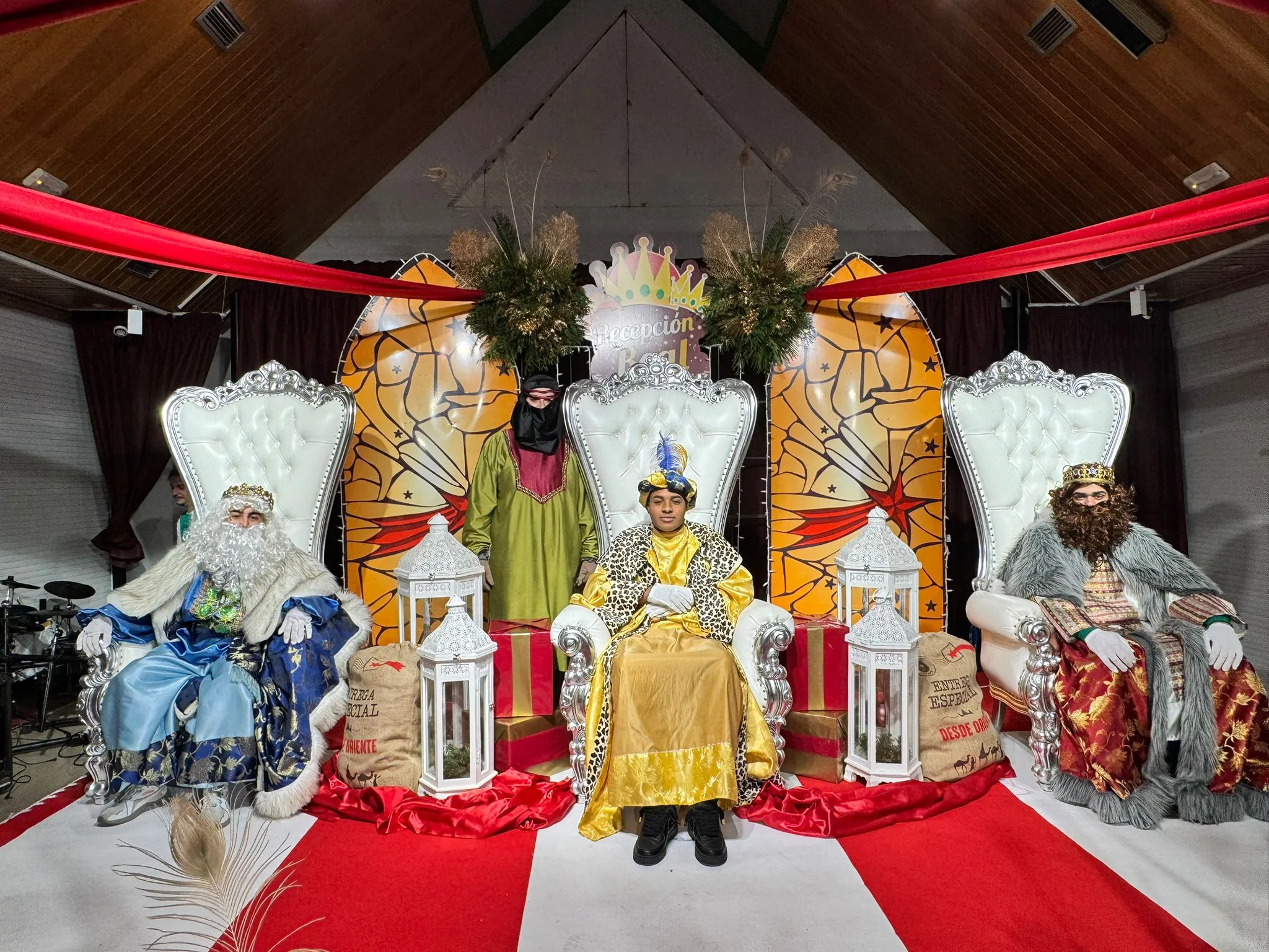 [FOTOS-VIDEO] Los Reyes Magos llenan de magia e ilusión el recinto ferial de Camponaraya