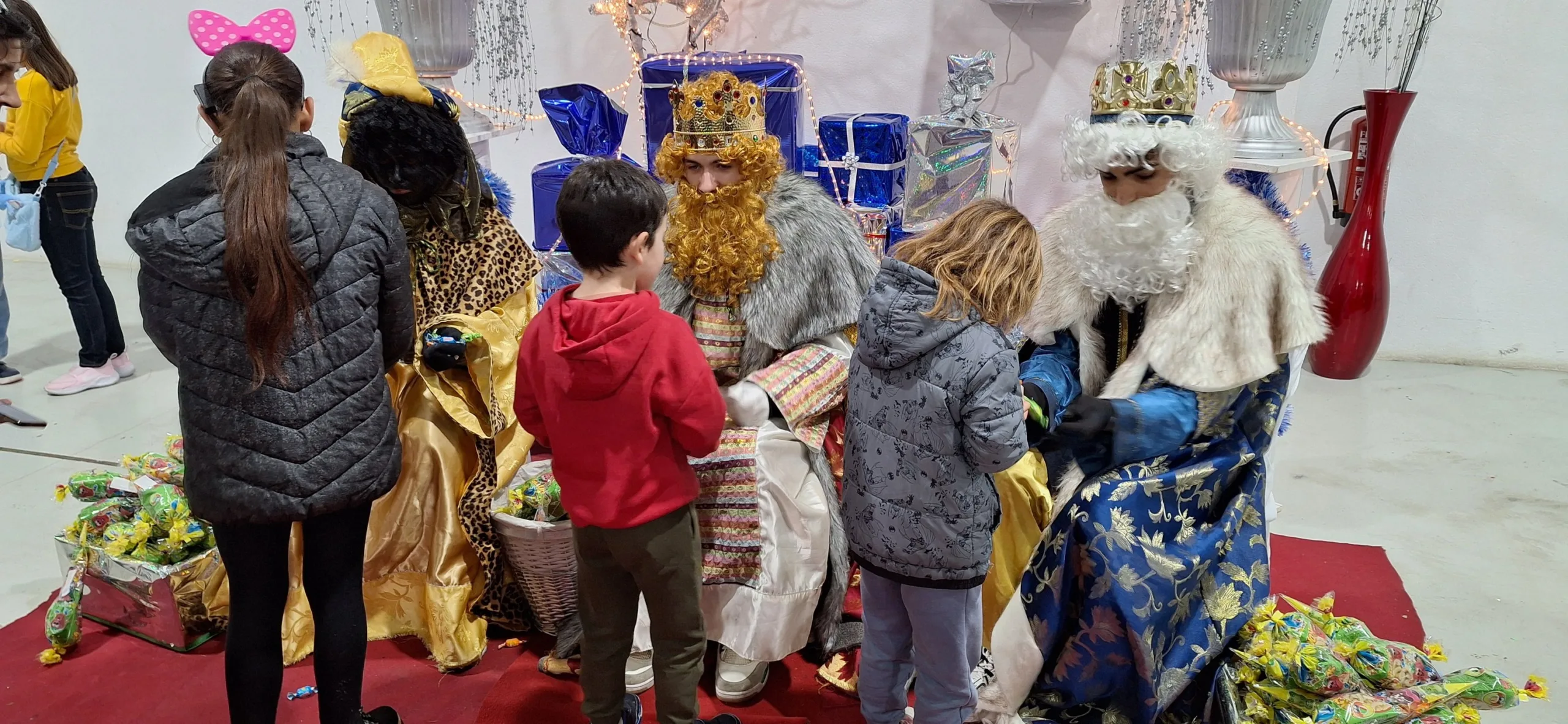 Los Reyes Magos llenan de magia Fabero a pesar de la lluvia