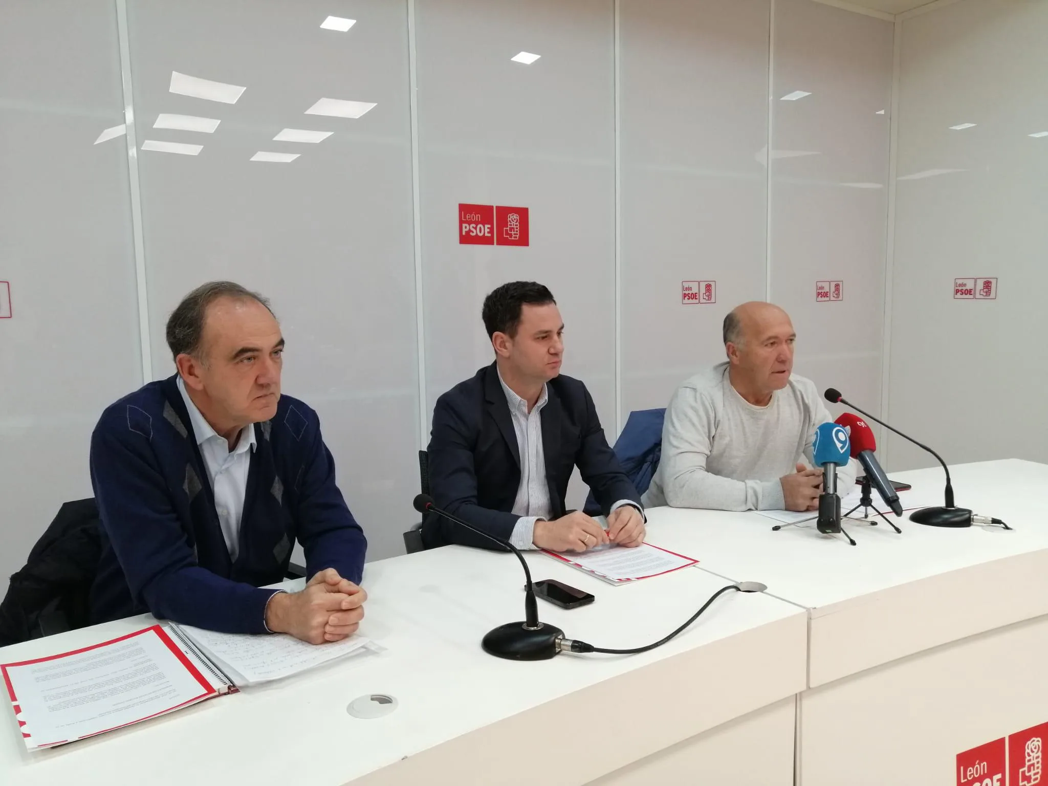 El PSOE denuncia que el PP utiliza "médicos espejo" para "encubrir el abandono sanitario" en León
