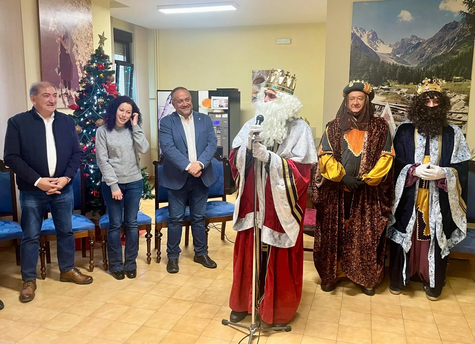 El presidente de la Diputación cierra las visitas navideñas en el Centro de Mayores Santa Luisa