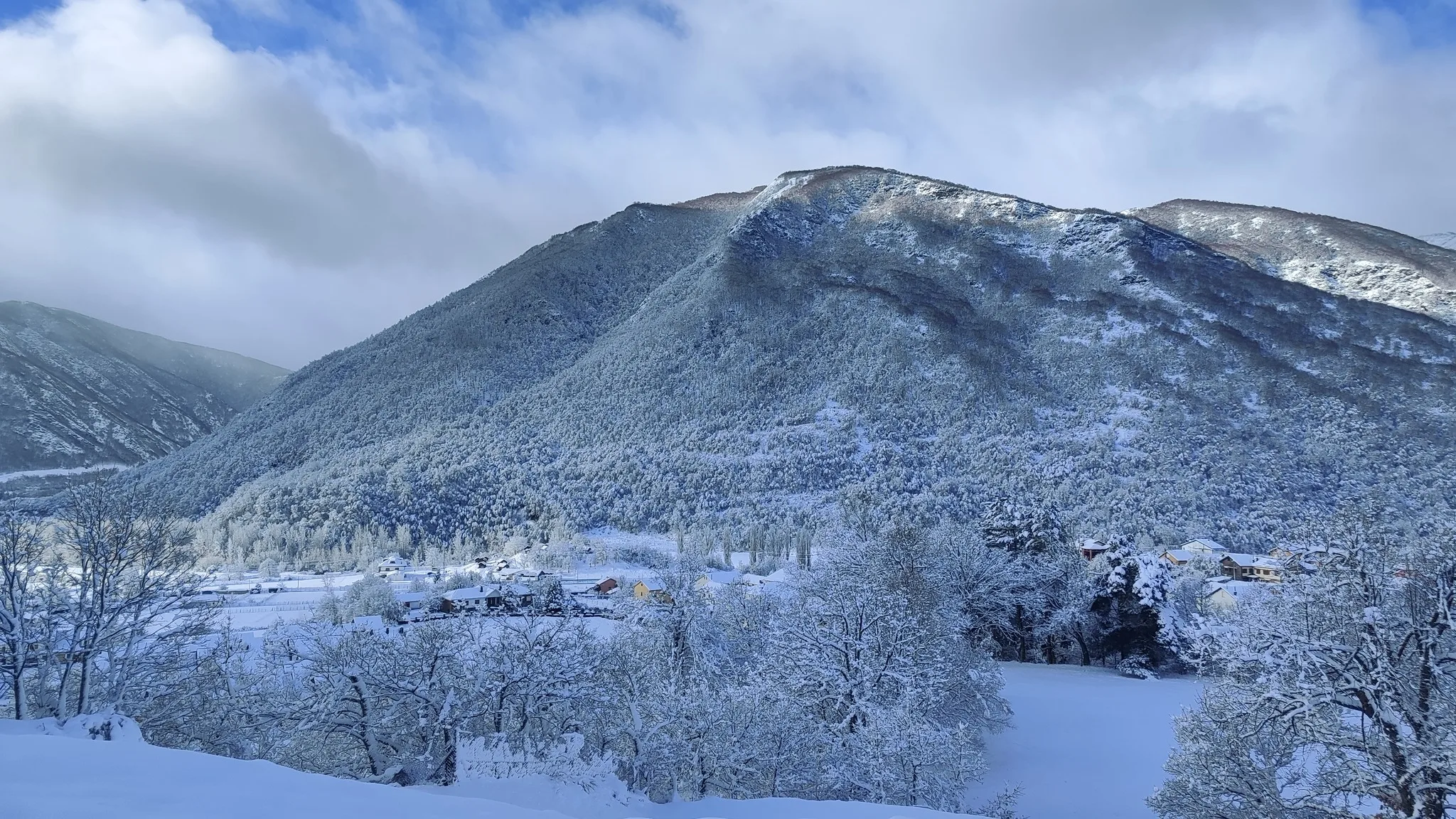 La nieve vuelve a teñir de blanco la Comarca en pleno abril activándose la alerta amarilla