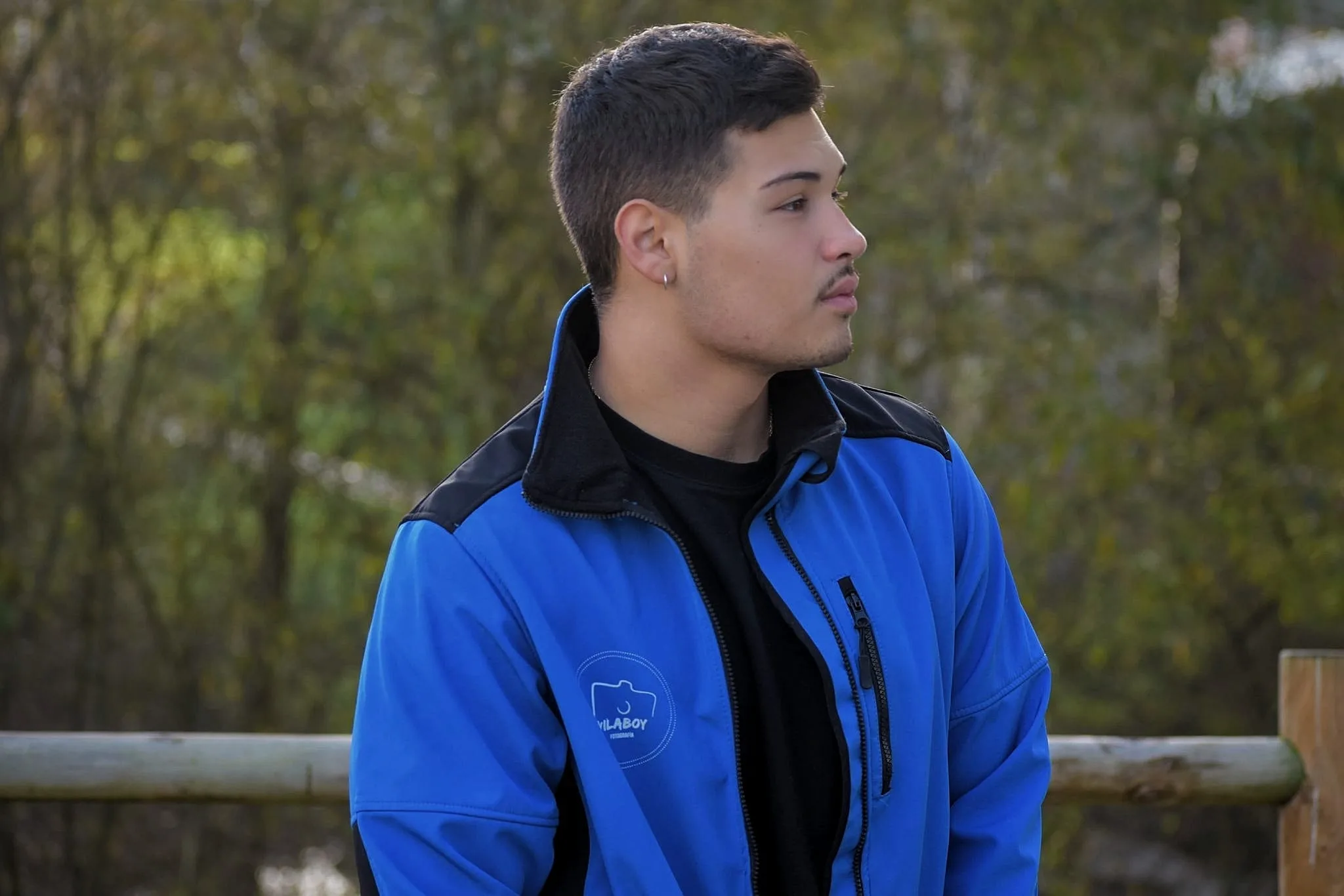 El fotógrafo berciano David Vilaboy presenta la nueva colección de cazadoras