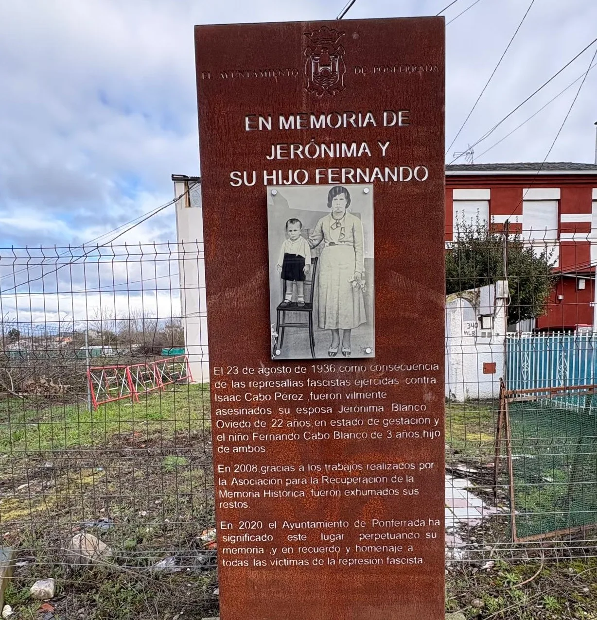 Restauración del monolito homenaje a Jerónima Blanco y su hijo Fernando Cabo
