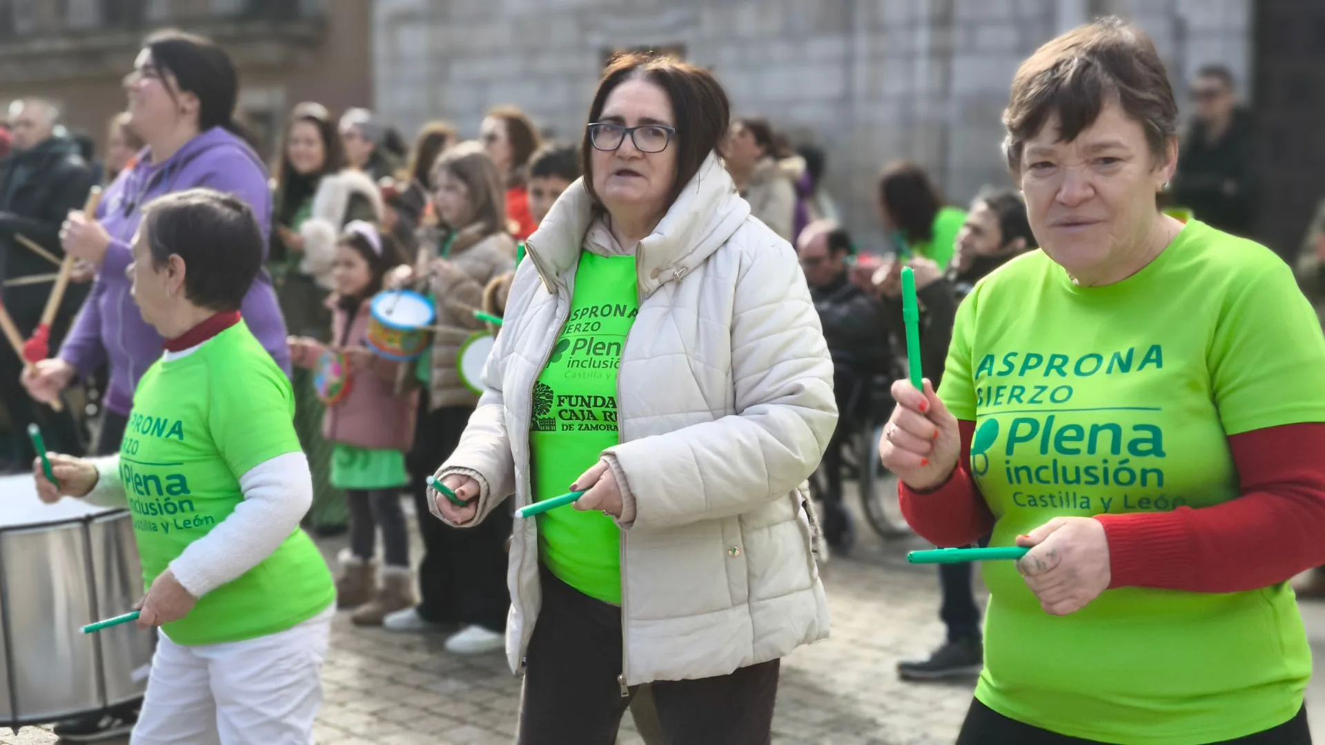 Asprona Bierzo hace vibrar a Ponferrada “al ritmo de la inclusión” con una batucada por el Día Mundial de la Justicia Social