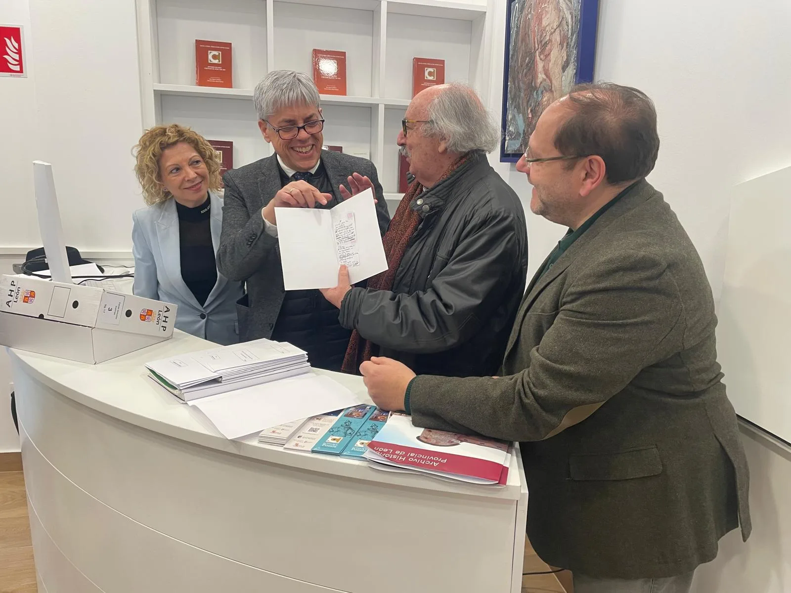 La Junta entrega a La Casa de la Poesía de La Bañeza el fondo documental de Antonio Colinas tras su digitalización