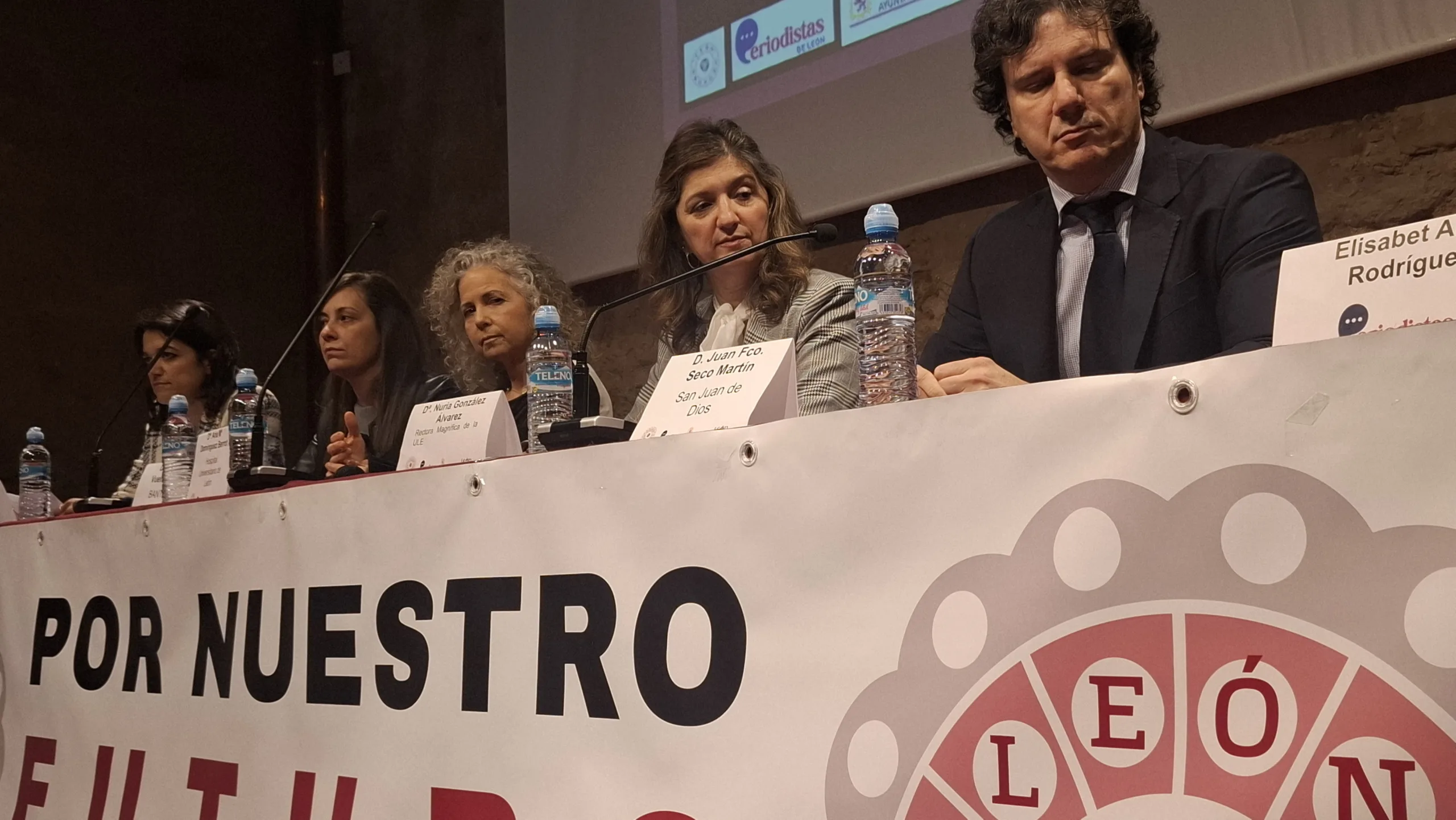 La rectora de la ULE destaca la "unidad social e institucional" como "clave para el éxito" de la Facultad de Medicina