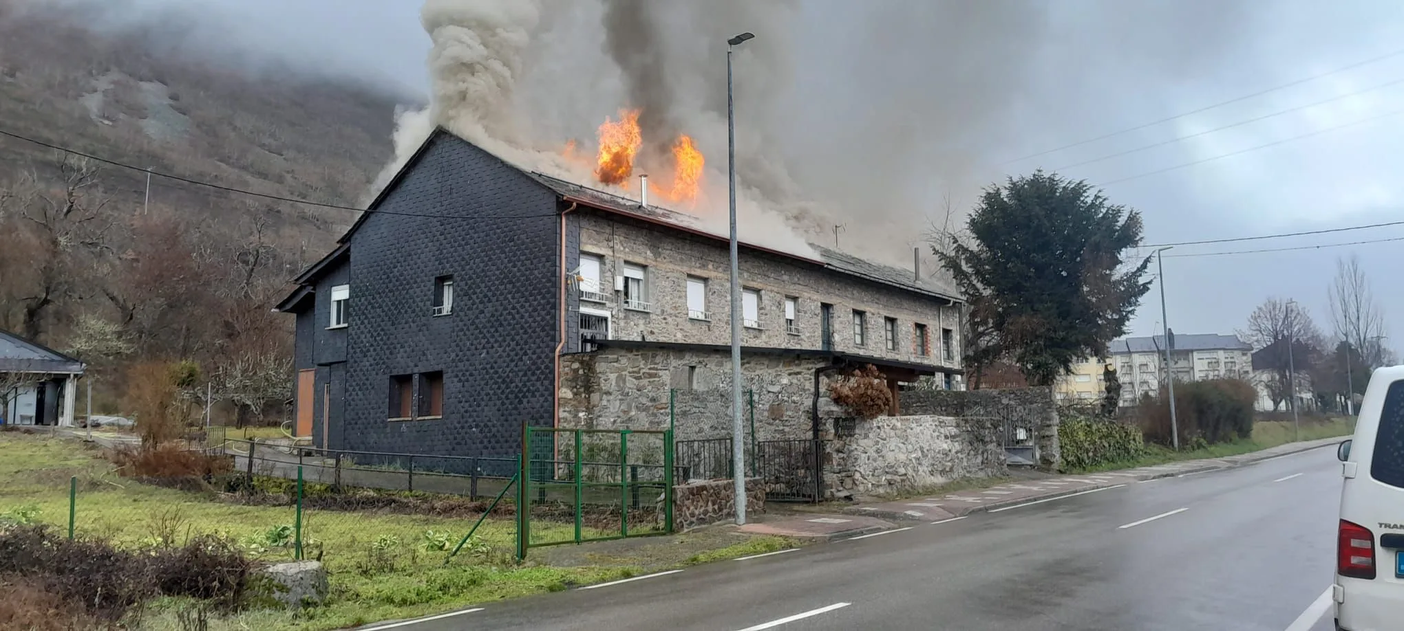 [FOTOS] Rápida intervención de los bomberos controla un incendio en dos viviendas de Palacios del Sil