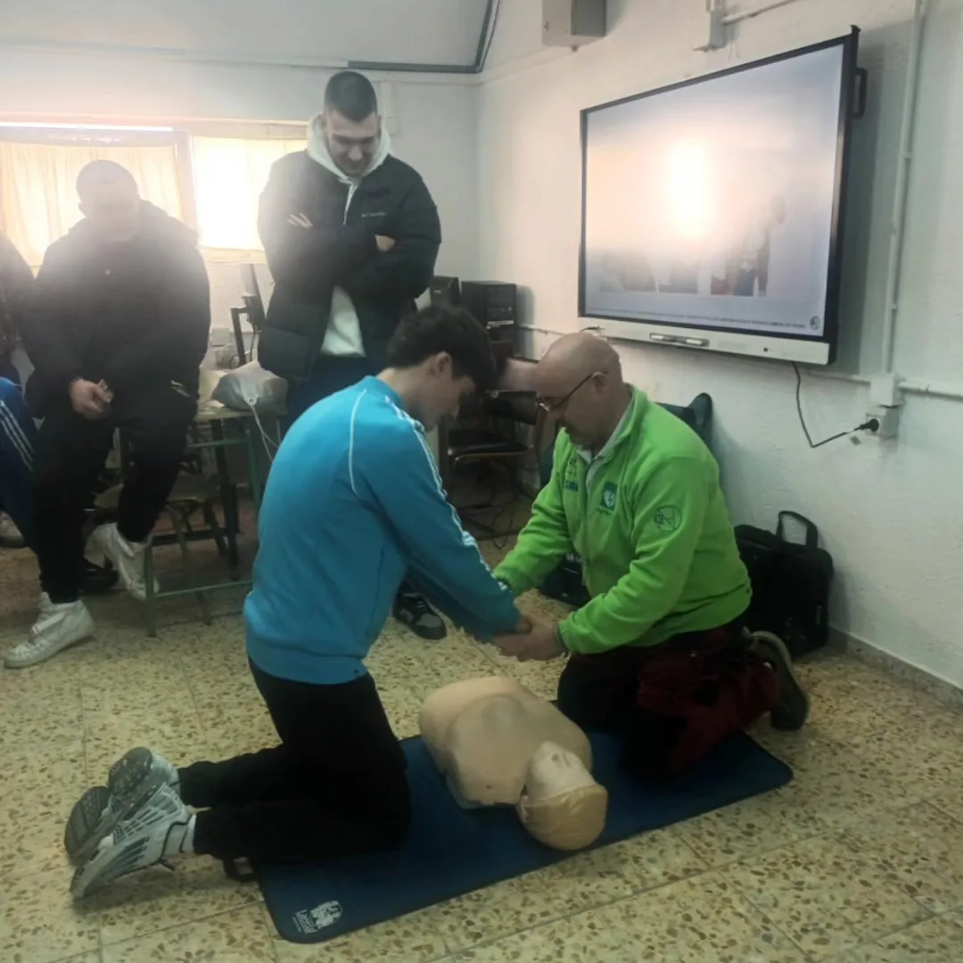 Alumnos del IES Álvaro Yáñez reciben formación en Primeros Auxilios