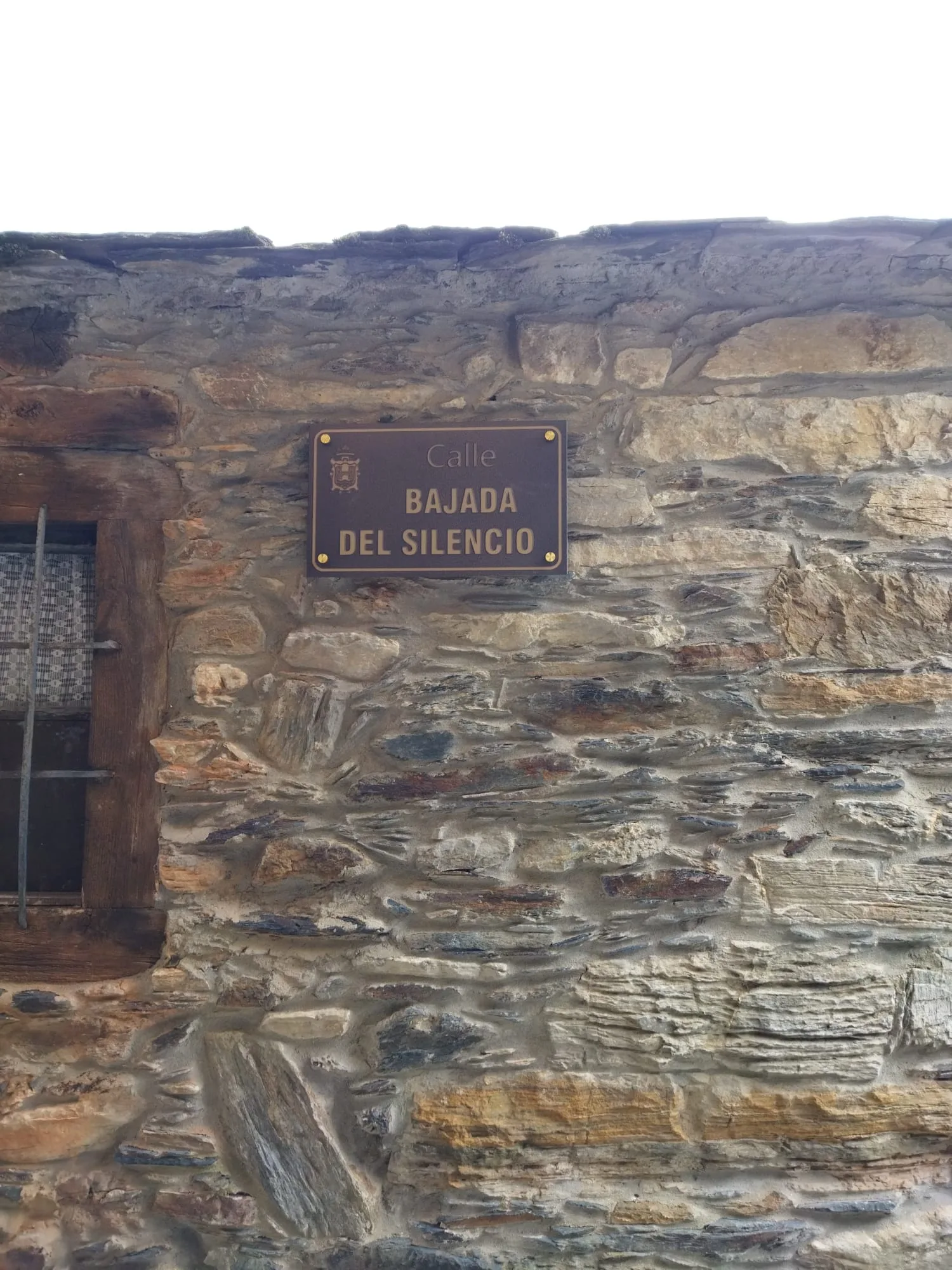 Peñalba de Santiago Recibe Nuevas Placas Identificativas y Mejoras en Infraestructura