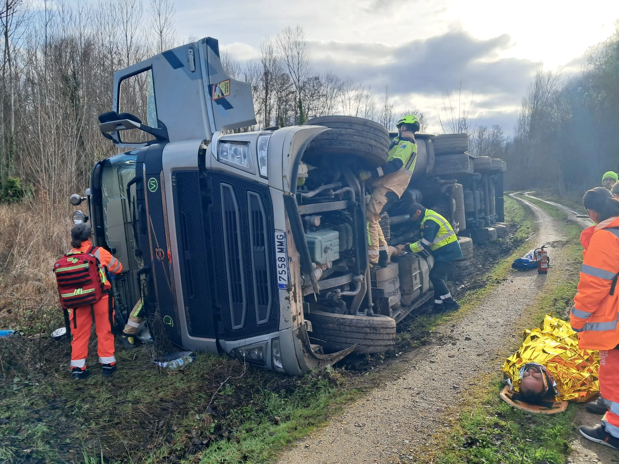 Accidente de un camión articulado al salirse de vía y volcar en Villamartín de la Abadía