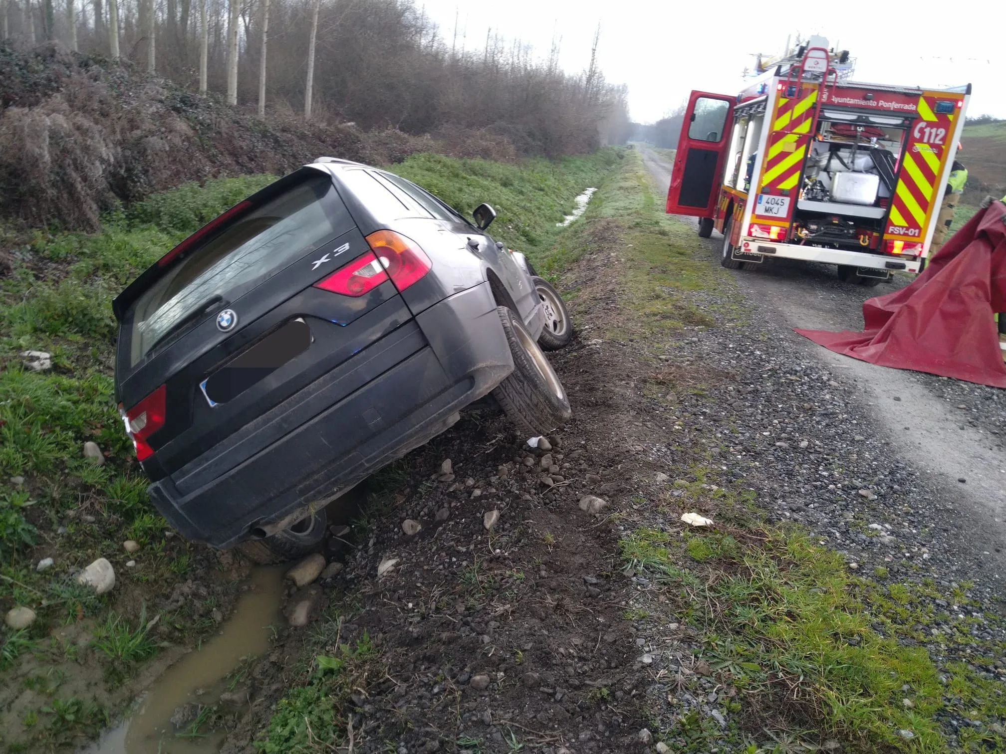 Rescate de un conductor accidentado en un canal de riego en Villadepalos