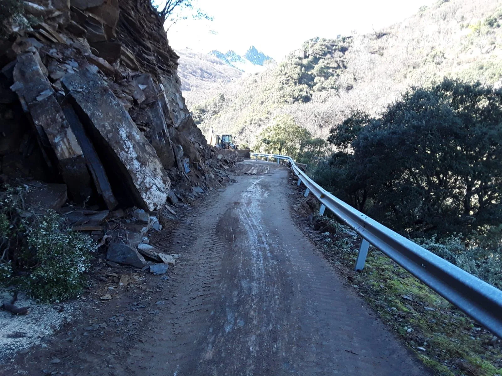 Reabierta al tráfico la carretera de acceso a Montes de Valdueza tras un desprendimiento