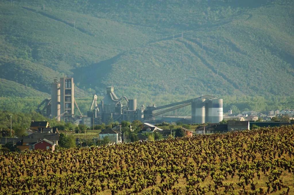 El Bierzo, “zona de sacrificio ambiental”: Denuncian que la Junta autoriza más incineración en la cementera de Toral de los Vados