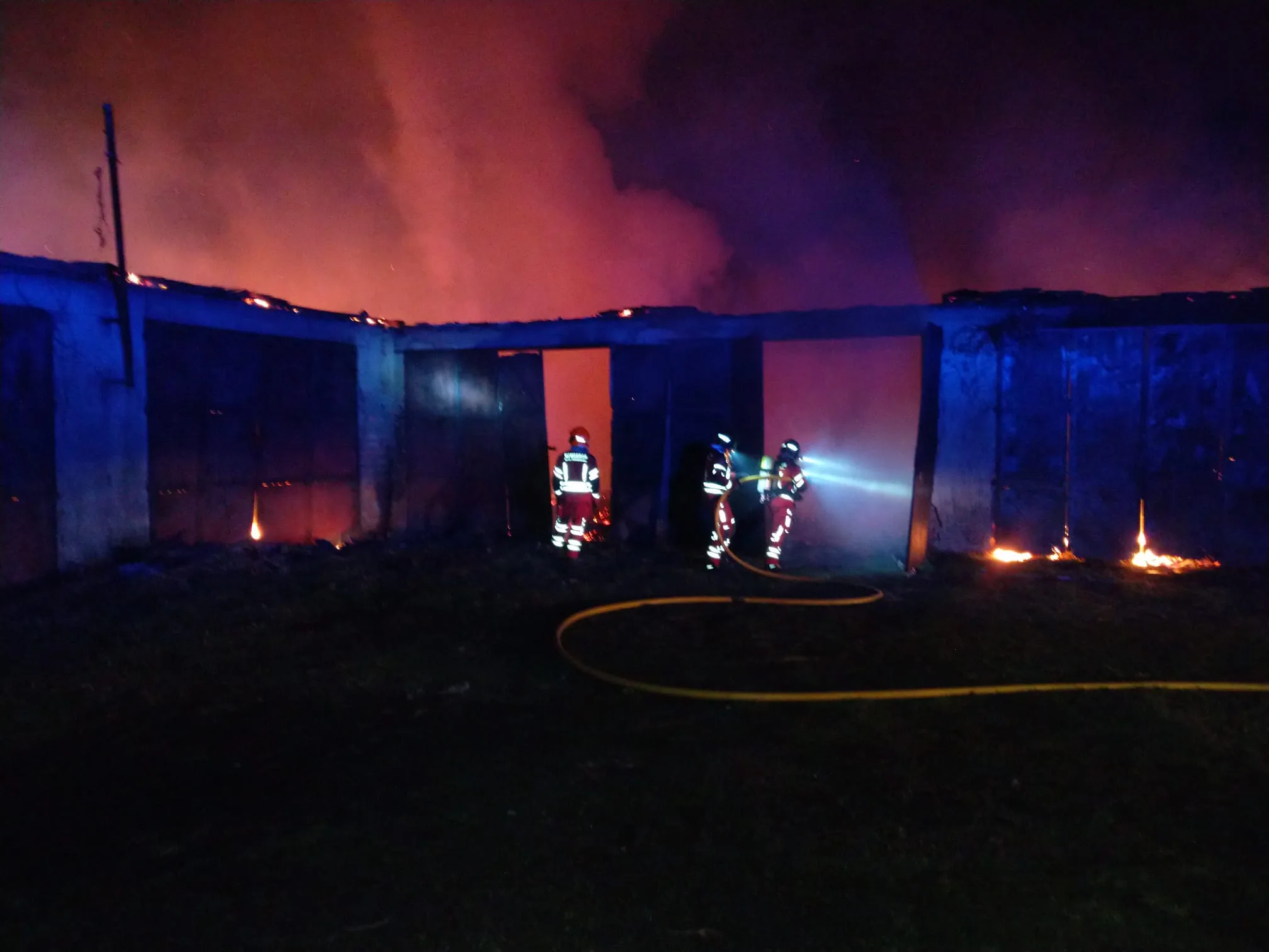 [FOTOS] Incendio en una nave agrícola de Viloria