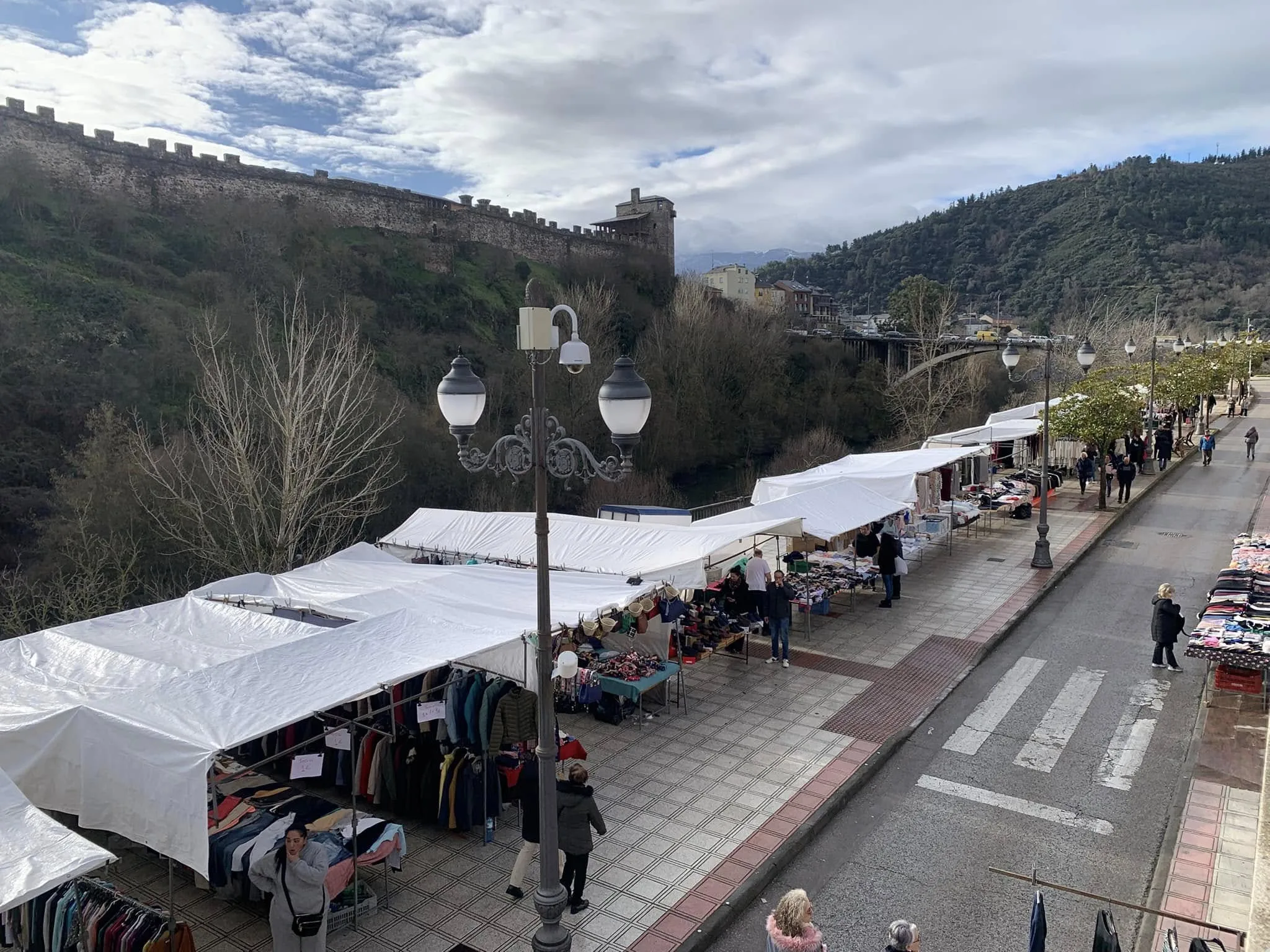 El Pleno del Ayuntamiento de Ponferrada deja sobre la mesa la modificación de la Ordenanza Fiscal para los comerciantes del mercado