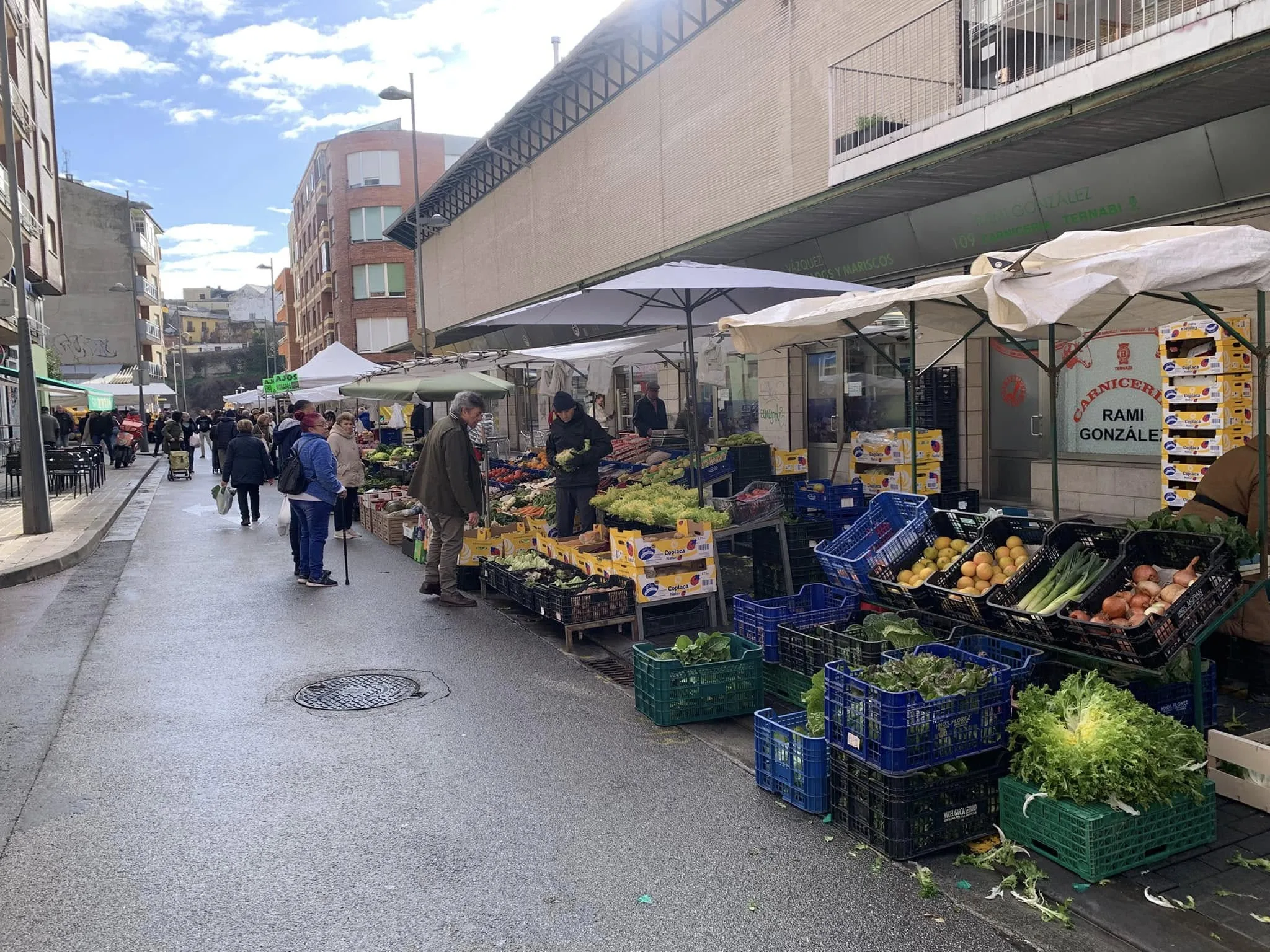 El Concejal de Comercio de Ponferrada destaca la calidad y frescura de los productos en su visita al Mercado Municipal