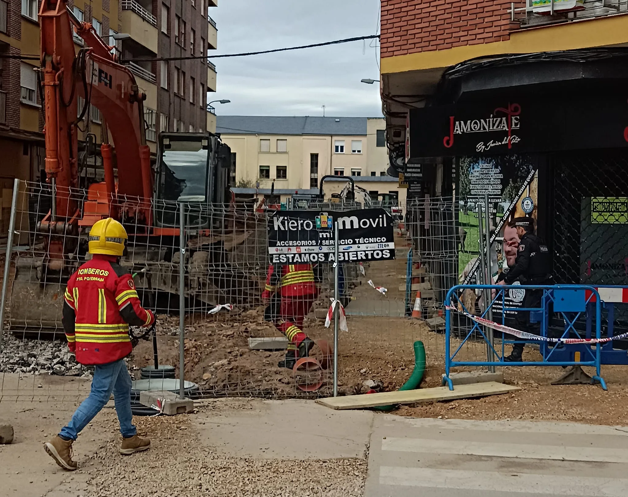 Escape de gas en el centro de Ponferrada obliga al desalojo de comercios y confinamiento de vecinos