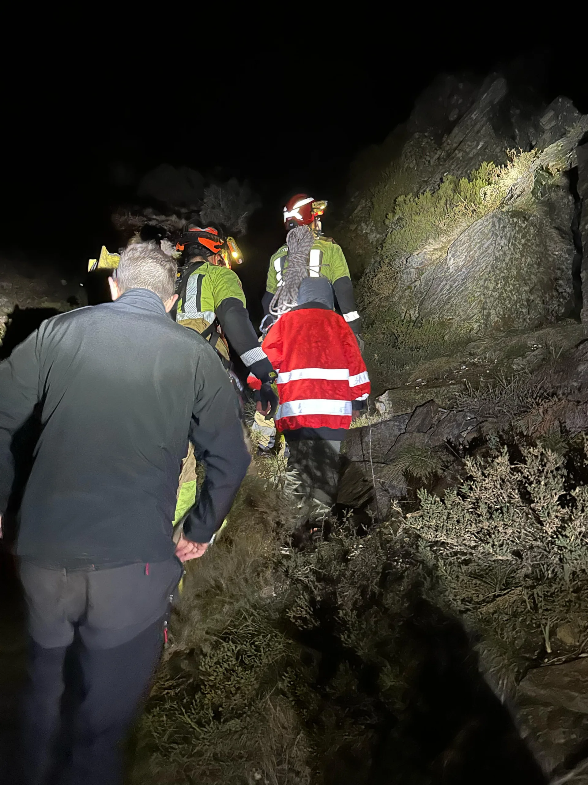 Rescatados un padre y su hijo tras quedar "enriscados" en la Peña del Seo a 1.300 metros de altura