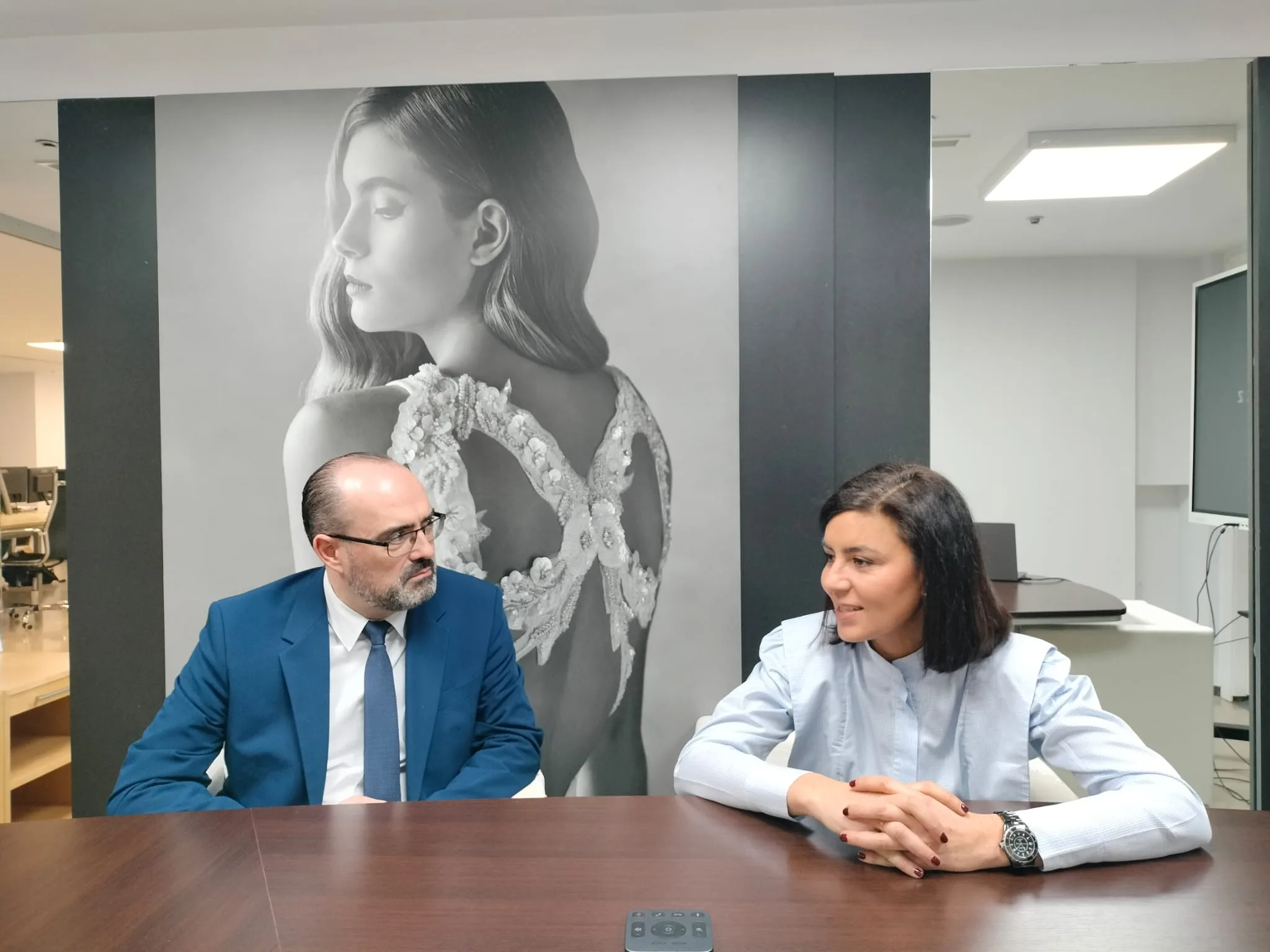 El alcalde de Ponferrada visita el atelier de Silvia Fernández