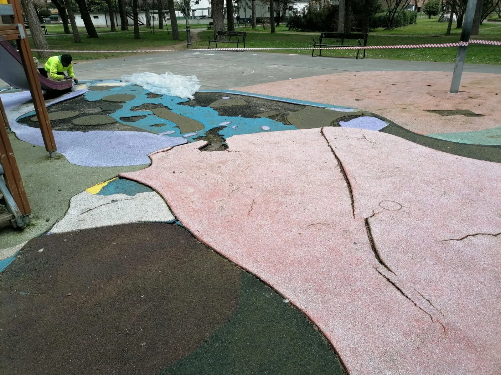 Comienzan las obras de reparación del área infantil del Parque del Temple en Ponferrada