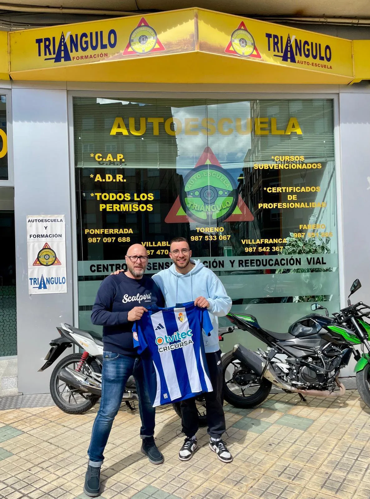 La SD Ponferradina agradece a Autoescuela Triángulo su apoyo con la entrega de la camiseta blanquiazul