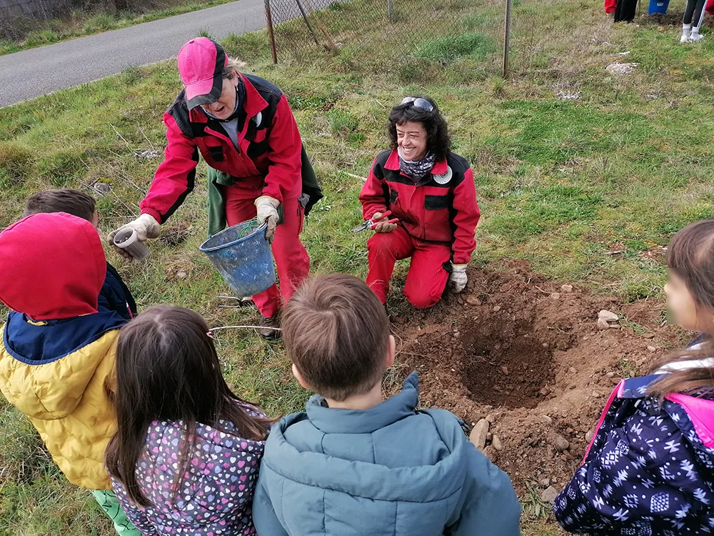 Niños del CRA de Toral de Merayo plantan cerezos en el Camino de Santiago