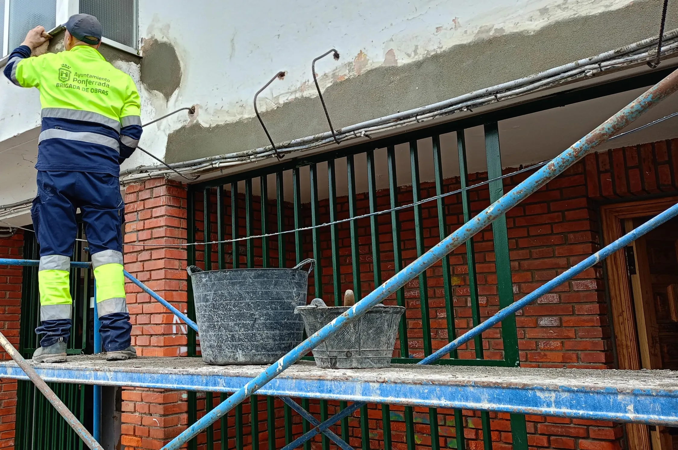 La Brigada de Obras de Ponferrada realiza más de 400 intervenciones en edificios, señalización y mobiliario urbano en enero y febrero