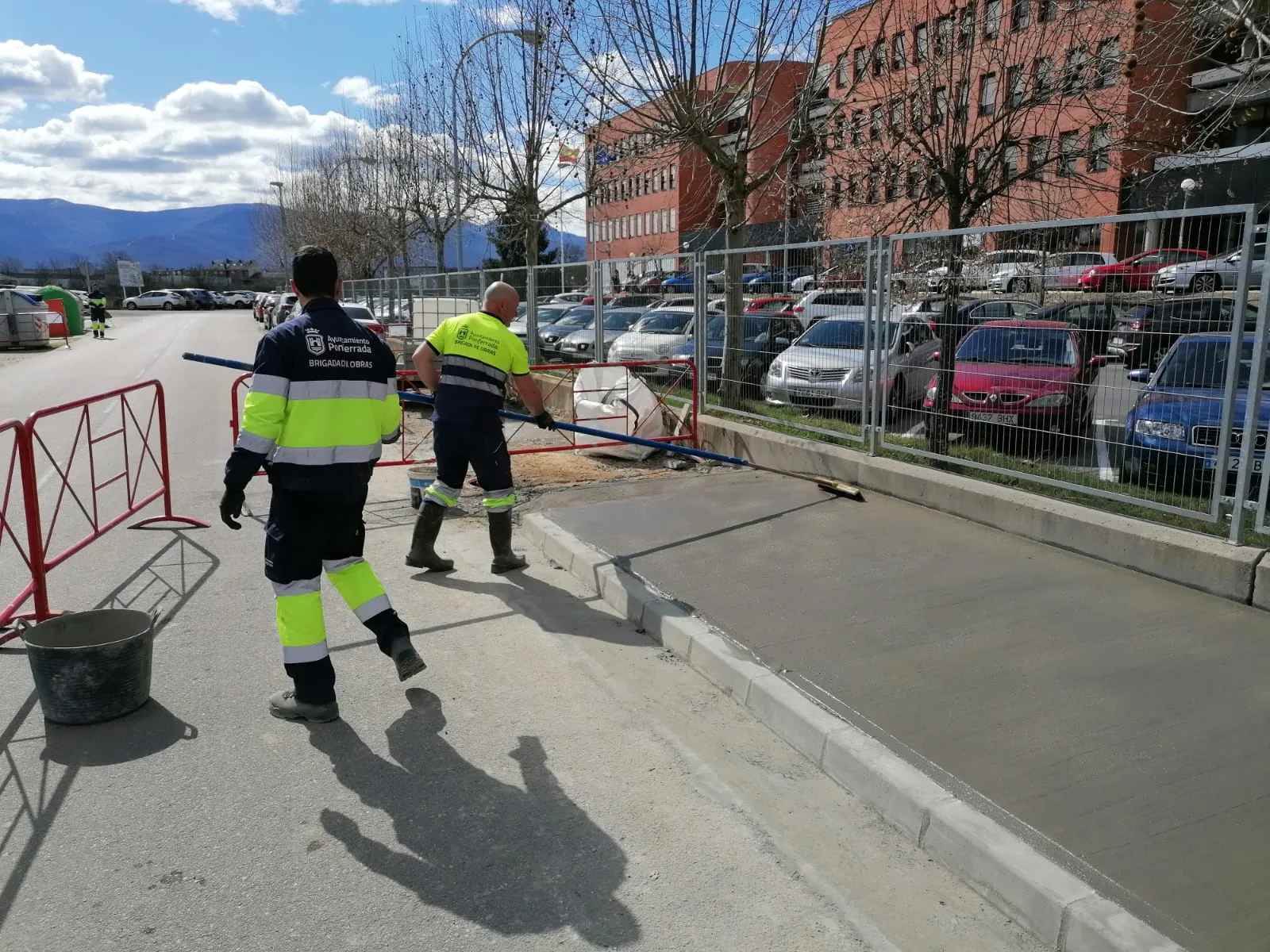 La Brigada Municipal de Obras de Ponferrada realiza mejoras en el acceso al Hospital El Bierzo